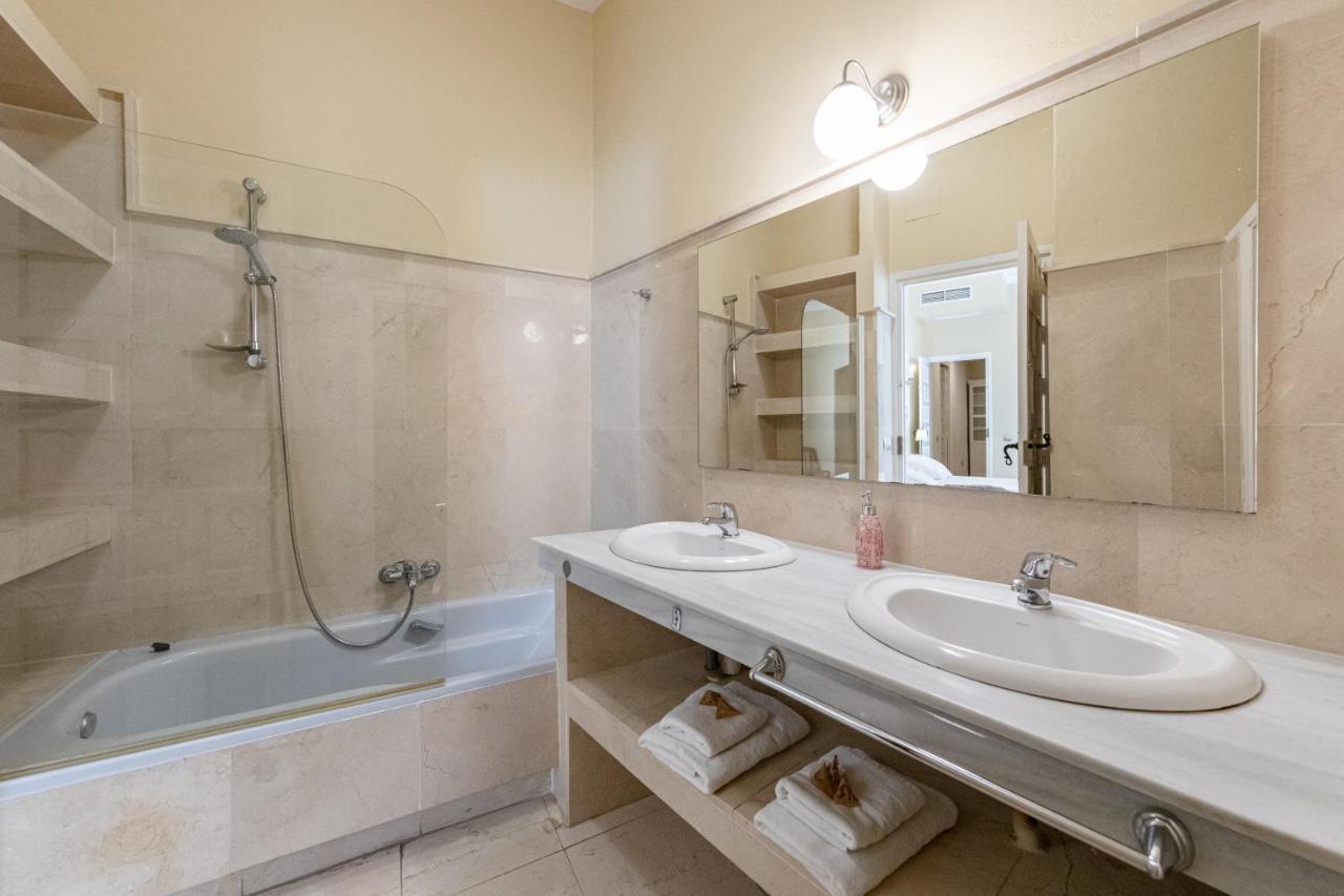 Appartement Aoa Plaza Santa Marta à Séville Extérieur photo